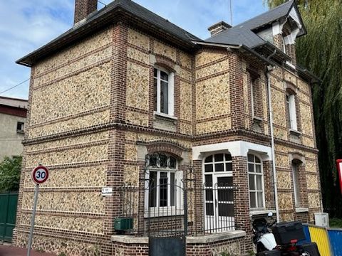 Centre of Rouen, Ile Lacroix, on the banks of the Seine. Pretty flint and brick millstone raised over a cellar. Entrance hall, fitted kitchen and dining area, living room. Upstairs a landing leading to three large bedrooms, bathroom and toilet. On th...