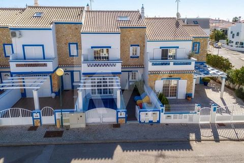 3 bedroom townhouse with swimming pool and terrace located in Manta Rota, Vila Nova de Cacela. The ground floor consists of: - Fully equipped open space kitchen, - Living room with access to the terrace, - Dining room, - WC, - Heated Swimming Pool, -...