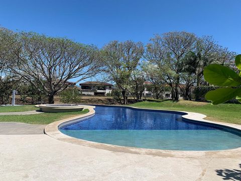 ID# 116987. Contemporary house for sale in Santa Ana, Hacienda del Sol condominium. 505 sqm construction, 705 sqm land, 5 bedrooms, 5.5 bathrooms, US$890.000. Welcome to the home of your dreams, where contemporary elegance and comfort converge in a u...