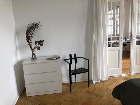 Directly next to the National Theater, in the immediate vicinity of Theresienkrankenhaus and University Hospital, lies this high-quality renovated, listed apartment with a fantastic view. The apartment is located on the 3rd floor of an old building b...