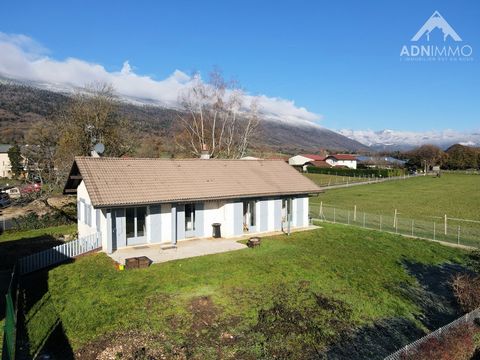 TO VISIT QUICKLY The ADN Immo agency offers you this very pretty detached house of 120 m2 in the town of Crozet. Built on a plot of 895 m2, it includes a beautiful bright living space including a fully equipped open kitchen, 3 spacious bedrooms, 2 sh...