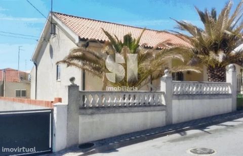 BUSY. Property not available for visits, is occupied, being marketed in this condition! Ground floor villa of typology T2 with 236 m² built, with garage and patio in Vilar Formoso, Almeida. The property consists of: Hall, hallway, living room, office...