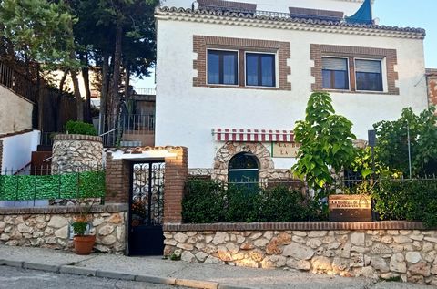 We invite you to discover this exceptional house for sale in Armuña de Tajuña, Guadalajara. With a total of 248m2 square meters distributed over three floors, this property is perfect for those looking for space, comfort and commercial opportunities ...