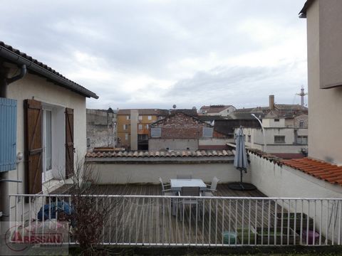 For sale in the heart of ALBI (81) T3 apartment of 83m² (Carrez law) with terrace and garage, benefiting from a quiet location, very close to Place du Vigan. This apartment located on the 2nd floor of a small building has a beautiful bright living ro...