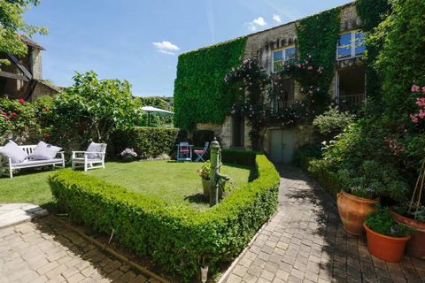 Character and charm at every turn in this 18th century property with 4 separate buildings surrounding an exquisite courtyard with garden rooms and heated swimming pool. It is a property which is perfect for entertaining. The main property of 280m2 ha...