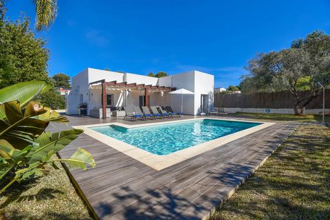 Villa moderne et confortable à Javea, Costa Blanca, Espagne avec piscine privée pour 4 personnes. La maison de vacances est située dans une région côtière, collineuse et urbaine et près de restaurants et bars. La maison de vacances a 2 chambres à cou...