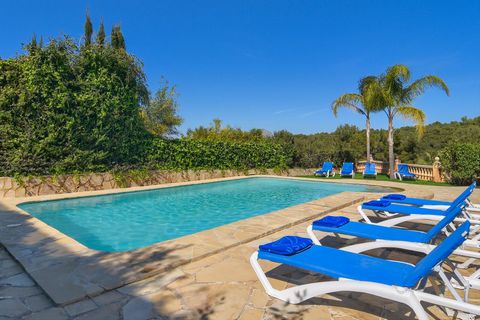 Beautiful and classic villa with private pool in Javea, on the Costa Blanca, Spain for 8 persons. The house is situated in a residential beach area, at 3 km from El Arenal beach and at 5 km from Jávea Pueblo. The villa has 4 bedrooms and 3 bathrooms,...