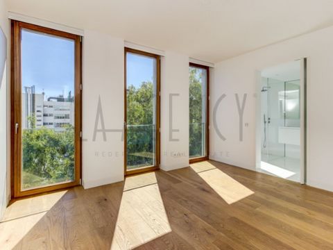 Apartment located in one of the most charismatic streets in the prime area of Lisbon, inserted in a building with one apartment per floor. 3 bedroom apartment with 2 bedrooms with fantastic views of the trees. The social area with a large living room...