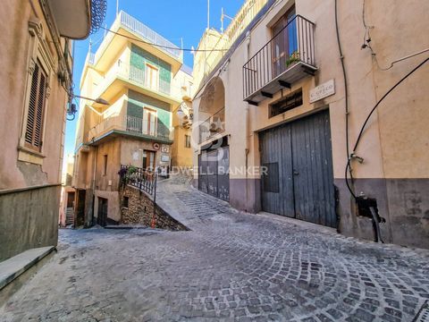 In the historic center of Centuripe, a typical town where time seems to have stopped, we offer for sale a characteristic independent solution, ready to be inhabited. The location of Centuripe is ideal, being just over half an hour from Catania Airpor...