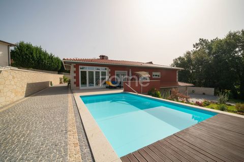 Property ID: ZMPT552783 4 bedroom villa with swimming pool and garage for 2 cars in Ucha - Barcelos inserted in a plot of 6,092 m2. Features and attributes: - 2 furnished kitchens one of them equipped with extractor hood, stove, oven, microwave, maq....