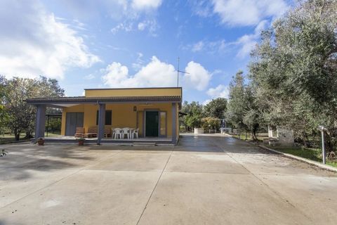 Two bedrooms villa for sale in the countryside of Oria, located into a residential area. The access to the property happens through an electric gate, a driveway that leads up to the villa which comprises a front covered veranda, a spacious living roo...
