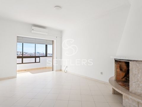 2-bedroom duplex apartment in Murtal, located 2 minutes from Penedo Urban Park and a 5-minute drive from São Pedro do Estoril Beach. Situated in a building with an elevator, it is distributed as follows: First floor - Entrance hall (7.46m2) with ward...