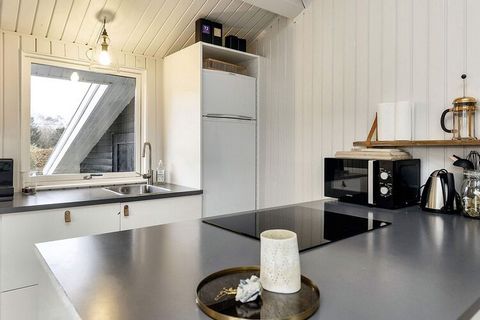 Attraktives Ferienhaus auf Enø, ausgestattet mit einem offenen Küchen-Wohnbereich für das Familienleben, von dem aus Sie Zugang zu einer großen Holzterrasse haben. Dort kann man die Sonnentage und Sommerabende genießen und entspannen. Im Haus separat...