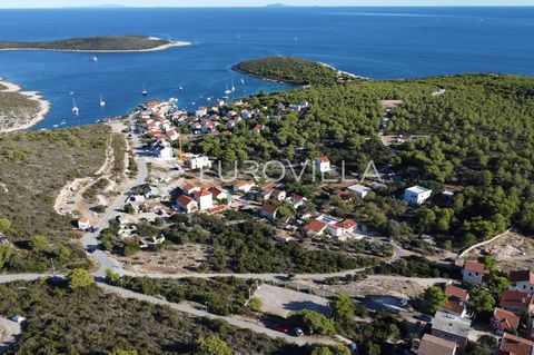 Vis, Rukavac, building plot with a beautiful panoramic view of the sea and islands. The land has 1138m2, is surrounded by two local roads with little traffic and has only one neighbor as well as an unobstructed view of the sea. It has a valid buildin...