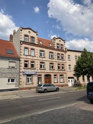 This appealing property is a fully renovated and equipped flat on the 2nd floor, available for occupation as of 2024/04/17 There are two nice rooms available in the flat for free development. A current energy certificate is available.
