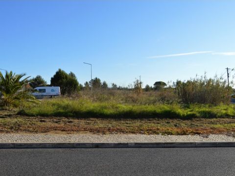 Plot of land for housing construction, with approved project and license to be paid. Land inserted in recent urbanisation, with some houses already built, for the construction of 2-storey T3 houses, with an implantation area of 82m2 and a total const...