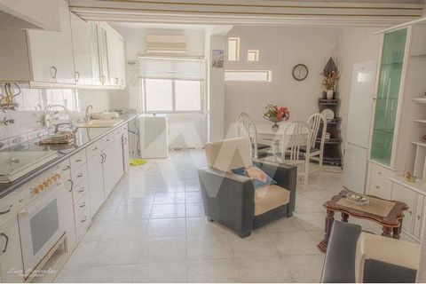Urban Building in downtown Portimão composed of 2 apartments and 2 commercial shops with independent use; - One apartment  with 3 divisions, kitchen and bathroom; - A comercial shop with 1 room, storage room and toilet; - One apartment with 4 rooms, ...
