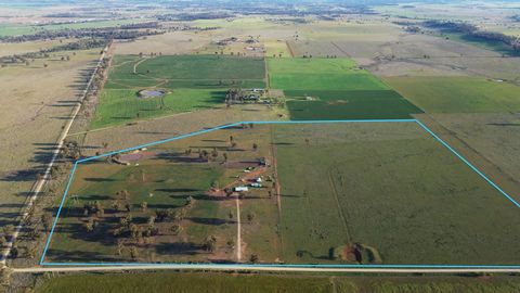 Welcome to your own piece of paradise 40 ALLENS RD, FORBES, NSW 2871 ‘Belltrees’ a majestic 40ha property just minutes away from the Forbes CBD. If you are looking for that hobby farm or extra space, you will not be disappointed by what is on offer h...