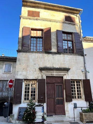 MENERBES This characterful stone house dating from the 17th century is located in the heart of the village with an amazing view to the Mont Ventoux, Gordes, Goult and the Monts de Vaucluse Its south facade is decorated with a superb sundial. The usef...