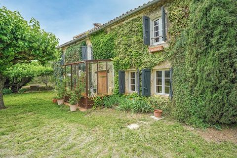 10 minutes from Cotignac, 1h from Aix en Provence and 1h from Hyères, this 190 sqm property surrounded by 1.53 ha of grounds is in an unspoilt natural setting. It includes a living/reception room, a sitting room, a study, two kitchens, a storage room...