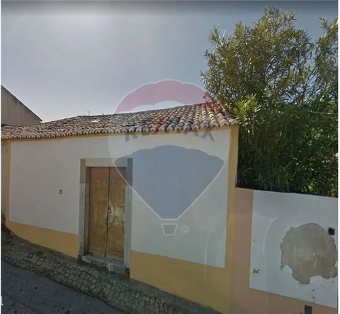 Space of 63m2 with storage license, with a patio of 111m2, in need of total works. With the request for change of allocation and project to the Chamber of Torres Vedras can admit common room, bedroom, kitchen and bathroom. 22km from the beach, 12km f...