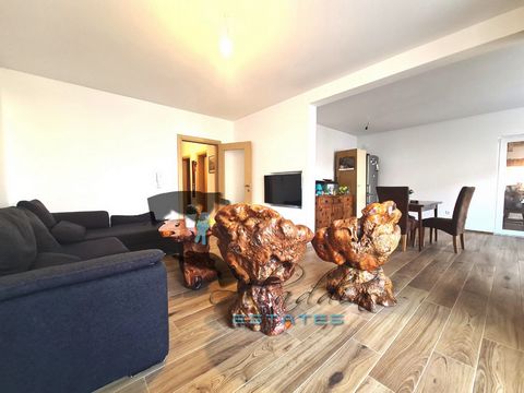 Very spacious and attractive triple-room apartment on the first floor of a residential building in Okrug Gornji with partial sea view. It consists of a luxurious living room combined with a kitchen of over 40 m2, a separate dining room of 21 m2, thre...