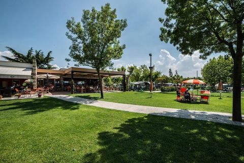 Zadbany parking dla przyczep kempingowych bezpośrednio nad jeziorem Garda, w spokojnej, malowniczej okolicy, w otoczeniu zieleni. Kompleks ma bezpośredni dostęp do małej, prywatnej, trawiastej plaży, na której można także wypożyczyć leżaki i parasole...
