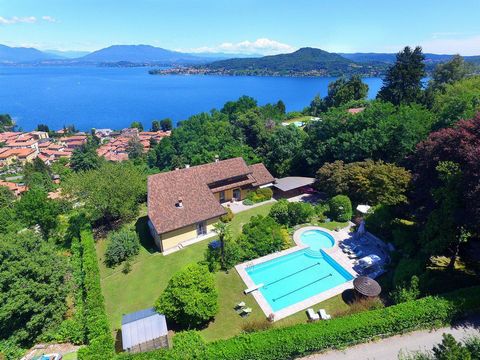 Extraordinary large villa with fabulous views, in the most elegant area of Arona-Lake Maggiore. Interior area of over 450 square meters, luxurious finishes (marble, stone and wood, large windows), swimming pool, Jacuzzi and Sauna and Turkish bath. Ve...