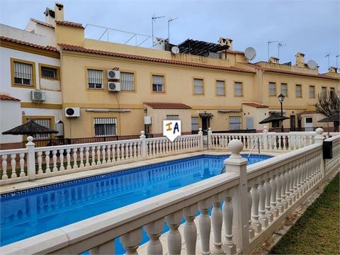 Cette propriété moderne meublée de 4 chambres se trouve juste à côté de la place de la ville dans la très populaire Fuente de Piedra dans la province de Malaga en Andalousie, en Espagne. À l'avant de la propriété, une entrée fermée s'ouvre sur la cou...