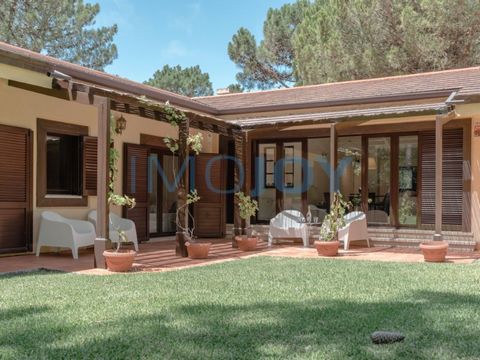 Excellent 3 Bedroom Ground Floor Villa inserted in a private condominium of Luxury with Golf - Quinta da Marinha. House composed of living room with fireplace, equipped kitchen, three suites, one of them with closet and another bathroom. All rooms ha...