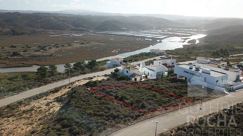 This is a fantastic real estate opportunity in Espartal/Aljezur, located in the Natural Park of Sudoeste Alentejano e Costa Vicentina, Portugal. Known area, for its stunning natural beauty and proximity to the beautiful beaches, Monte Clérigo and Amo...