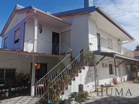 6 bedroom villa with 2 floors, and possibility of independent access in Estarreja. On the ground floor there is a garage for 2 cars, kitchen, hall, 1 full bathroom, 3 bedrooms, living room and dining room with fireplace. The first floor, which can be...