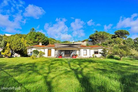 Detached house overlooking the Óbidos Lagoon Excellent 4 bedroom villa, located on the first line and with stunning views over the Óbidos Lagoon. This villa is set on a plot of land of 6200 m2, with a construction area of 352 m2. Its privileged locat...