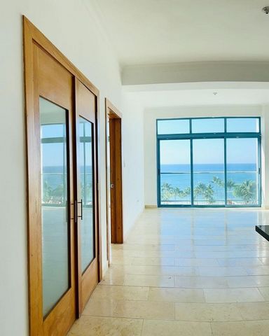 Rzut oka na horyzont przez balkon, witający Cię w pięknym i olśniewającym życiu, w którym będziesz mieszkać w pobliżu plaży, w towarzystwie tego panoramicznego widoku na Morze Karaibskie z tego wspaniałego apartamentu o powierzchni 85 Mts2 w najbardz...