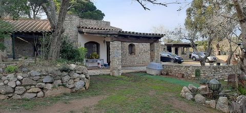 Magnificent estate in Llafranc. Quiet environment, well connected and close to the beaches of Llafranc or Tamariu as well as the center of Palafrugell. The property is distributed in different buildings, with a total built area of 400 m2 and is locat...