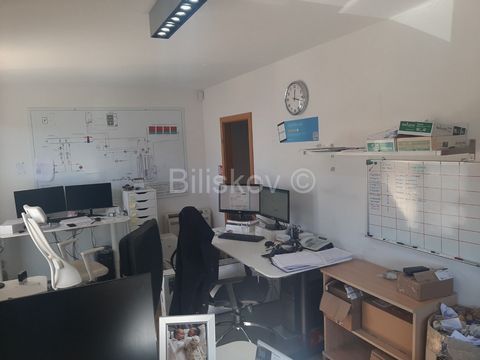 Split Pazdigrad, on the ground floor of a residential building, commercial office space with a total usable area of 124m2 with an external area of 65m2. It consists of two entrances, four larger offices, two utility rooms, a mini kitchen and two sani...