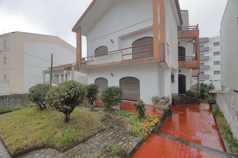 Located in Costa de Prata. Detached house in the center of Caldas da Rainha; Composed of a large basement for garage or other use, with rustic kitchen, fireplace, storage area, technical area, WC; ground floor: Living room with fireplace, large kitch...