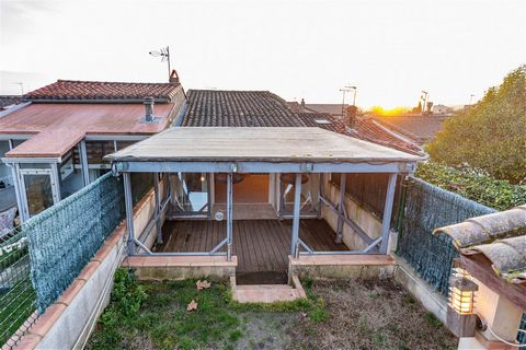 House of 110 m2 in very good condition with garden and garage. Atypical architecture, covered and heated terrace, garage. Beautiful kitchen equipped with appliances and plenty of storage space. 2 toilets, 2 shower rooms. Electric heating, double-glaz...