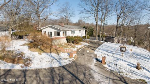 Nestled at the end of a private road, this extraordinary .34-acre LOT sits atop one of Greenwich, CT's highest outcrops. The property offers unparalleled privacy and breathtaking views, transporting you to a unique oasis of tranquility. While buildin...