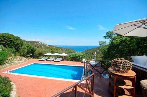 Spectacular property in the heart of the Costa Brava, surrounded by forest and with magnificent views of the sea and the Medes Islands. It also enjoys a privileged location, located just 2 km from Sa Riera and 800m. from the centre of Begur. It consi...