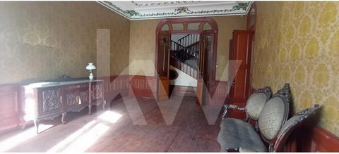 Exclusive Old Style Building in Front of the Crystal Palace, in the Heart of Porto Be dazzled by this unique opportunity to own a four-storey building, located on the prestigious Rua D. Manuel II, in front of the iconic Crystal Palace. With a generou...