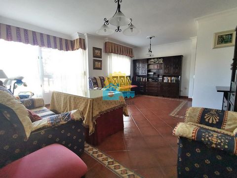 * INMOUMBRIA * SELL Large apartment in Avda. Andalucía, 104 m² distributed in three bedrooms, two bathrooms with shower, kitchen with laundry terrace and large bright living room with balcony. Floor in building without architectural barriers. With fi...