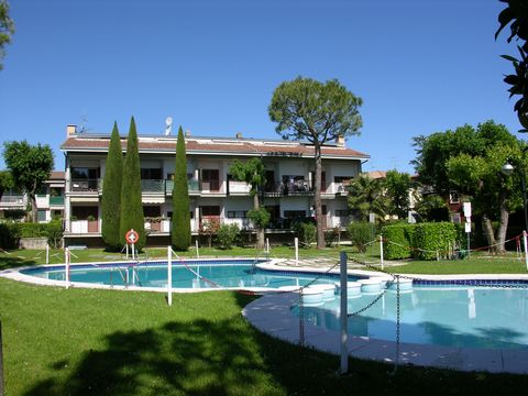 Sirmione - in residence with swimming pool located in a quiet corner and in the center of Colombare, a few steps from the lake and the Virgilio spa, large apartment partially renovated. On the second floor we find a large entrance hall with corridor ...