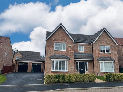 29 Snowdrop Avenue built by Taylor Wimpey to the 'Mappleton' design is a stunning home. Occupying a prime cul de sac position. The vendors paid for many upgrades from the original specification. From the wide, bright and spacious hallway with tiled f...