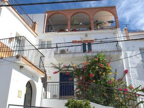 An elegant townhouse which typifies the Andalucian style with pretty curved balconies and a large roof terrace. Constructed area of 140 m2 with app 120 m2 of living space comprises on the ground floor a dining room, fitted kitchen with patio and attr...