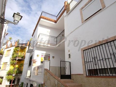 Charming townhouse in Spain currently used for holiday rental, it consists of 6 bedrooms, 3 living rooms, kitchen with patio, two terraces and two bathrooms. All recently renewed with quality materials, with a storage room above that could easily bec...