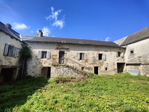 10 minutes from the dual carriageway, between Baraqueville and Rieupeyroux, farmhouse, including a 300m² house to renovate and several buildings. On a plot of 968m². A large barn of 216m² per level allows maximum storage, a second building of 60m² to...