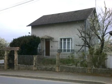 This detached property is situated in a the village of Saint-Martin-le-Mault where there is a great bar restaurant, and five minutes in either direction you are in Chaillac or Lussac-les-Eglises, both of which have a good selection of small shops and...