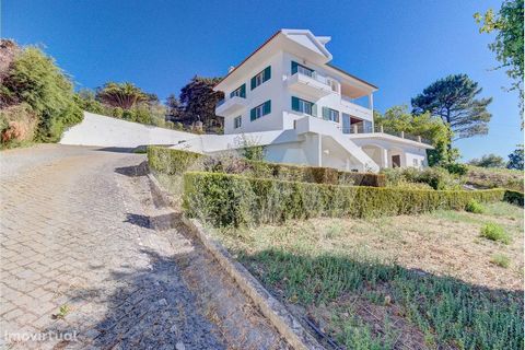 House 3 exclusive, with location overlooking the village of Malveira, with an excellent panoramic view, inserted in a plot with 5000 m2, with swimming pool, multisports field, barbecue and kennel. House with three floors, with a construction area of ...