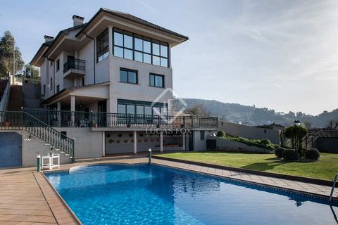 Esta vivienda única construida en cuatro niveles de espacio, está ubicada en una ladera que ofrece impresionantes vistas de 180º al pueblo de Marín y al paisaje que rodea la Ría de Pontevedra. La casa tiene 619 metros cuadrados construidos y se levan...